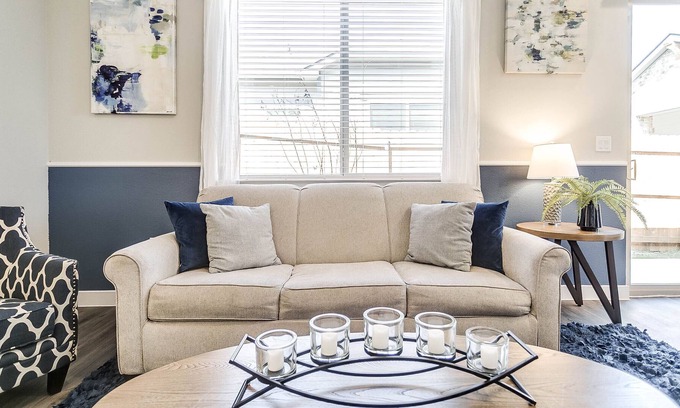 South Arlington Villa | ❤️Gorgeous Super Clean Blue Villa Sleeps 4 + Parking + Wifi ¡PRECIO CON DESCUENTO!