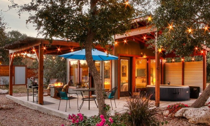 Hondo Cabina | Gorgeous Tiny House Retreat With Hot Tub