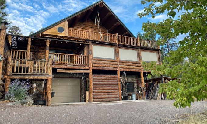 Helena Casa | Gorgeous Unique log home at Canyon Ferry Lake - Pet Friendly!