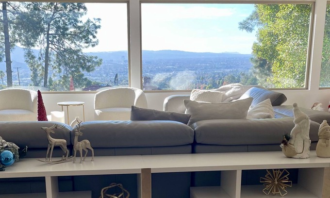 Brockmont Casa | Hermosa casa en la ladera con piscina y vista a la ciudad