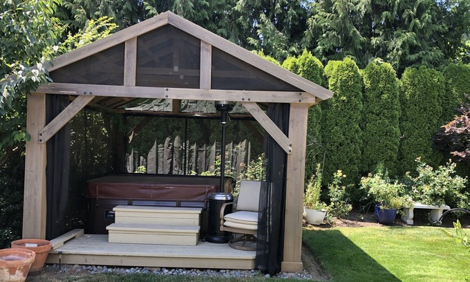 Central Oregon Casa | Gorgeous upscale home with hot tub & lovely garden.