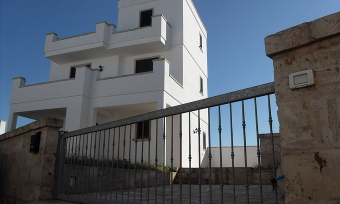 Santa Maria al Bagno Villa | Impresionante villa independiente con terraza, vistas al mar, parking y jardín.