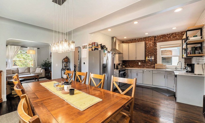 Cole Casa | Gorgeous Victorian home, ideal for family!