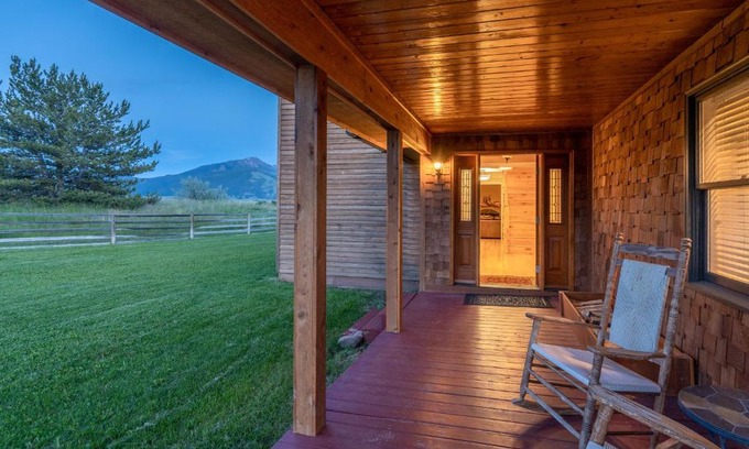 Emigrant Casa | Gorgeous Views, Big Hot Tub, 2 Fireplaces, IR Sauna, Spacious Rooms, Huge Deck