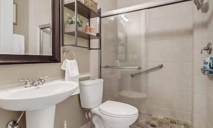 McGregor Casa | Gorgeous Views Boathouse Near the Beach