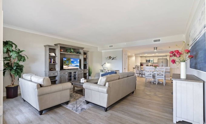 Shelter Cove Condominio | Gorgeous Villa with Stunning Marina Views - Pet Friendly - Near Beach!
