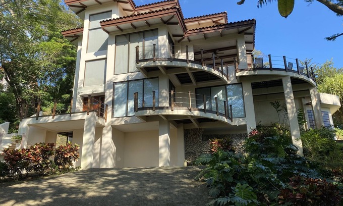 Sámara Villa | Gorgeous villa with ocean view 5 minute walk to Samara Beach