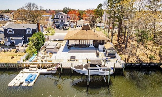 Lanoka Harbor Casa | Gorgeous Waterfront 3-bedroom house in charming Berkeley Township