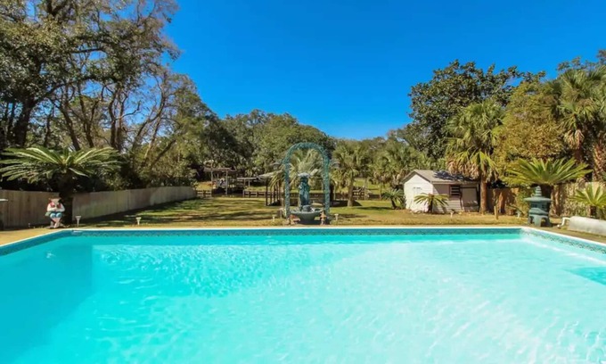 Fort Walton Beach Casa | Gorgeous waterfront house with relaxing pool in Fort Walton.