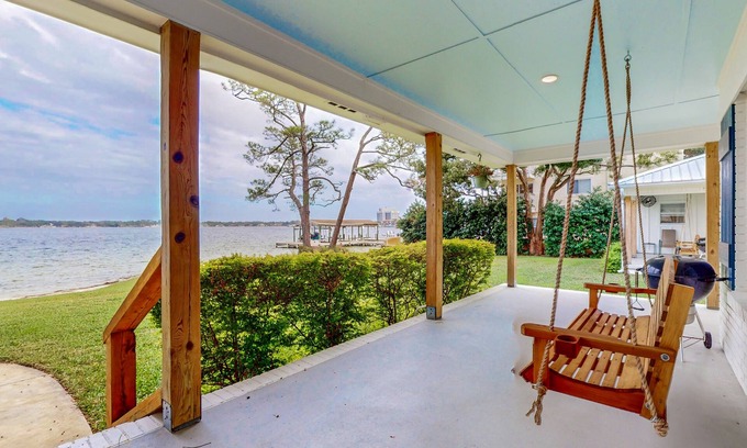 Fort Walton Beach Casa | Gorgeous waterfront coastal cottage with dock, Wifi, & private washer/dryer