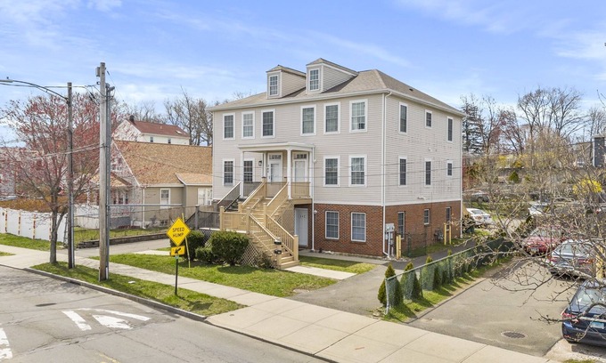 New Haven Casa | Gorgeous Waterfront 2 Bedroom 1 Bath Modern Home.