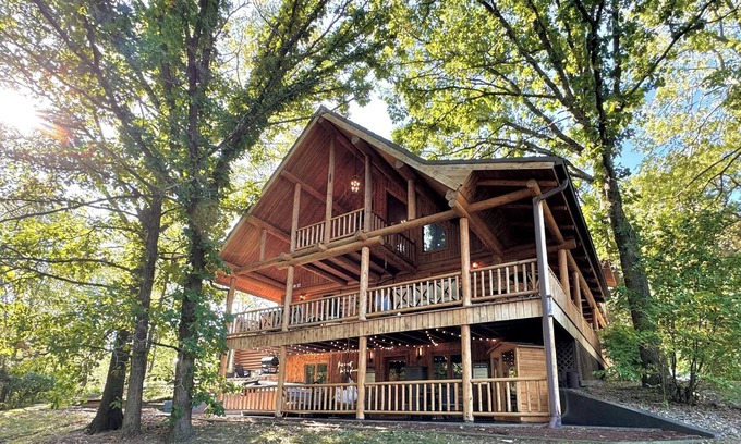 Lawndale Cabina | Stunning XL Log Cabin in Bloomington, IL! 2 Game Rooms + Hot Tub & Sauna!