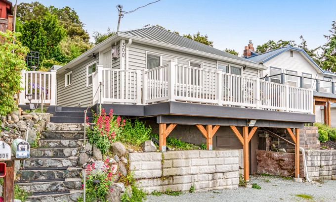Camano Island Cabina | Gorgeously renovated home with Saratoga Passage views - 1 block to the beach