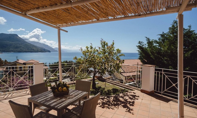 Villammare Apartamento | Gorgonia Sea view flat located in the Ruve Bianche Residence with swimming pool and private beach