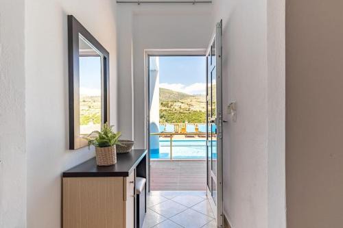 Himare Apartamento | Goro 10 - Front Pool, Kitchen & Parking