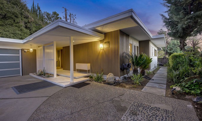La Canada Flintridge Casa | Gould Getaway Spacious Backyard Oasis in LA Canada