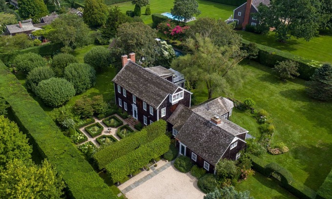 Sagaponack Casa | Nuevo listado: propiedad de arquitecto en el histórico Sagaponack, maravillosamente aislado con jardines + piscina