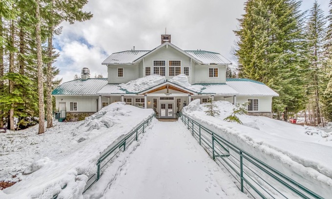 Government Camp Cabina | Government Camp Lodge with Hot Tub and Room for the Whole Family!