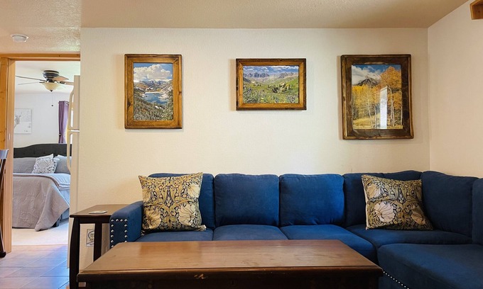 Lake City Apartamento | The Gowdy Suite1, cama King, 2 televisores, porche con mosquitero, wifi gratuito.