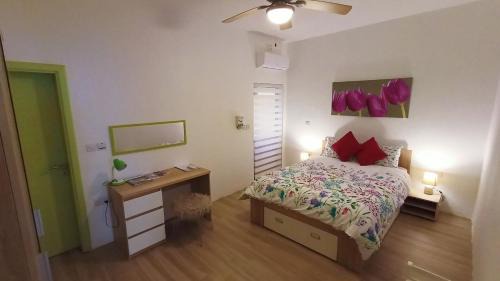 Marsalforn Apartamento | Gozo, Cosy maisonette, own entrance at street level