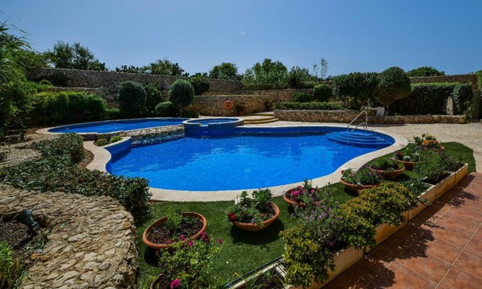 Qala Apartamento | Gozo Spacious Apartment with Large Communal Pool