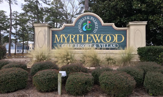 Central Myrtle Beach Condominio | Hermoso 2 Bedrm w Ascensor! Golf View! Cerca de la playa! ¡Tienda! ¡Central para TODOS!