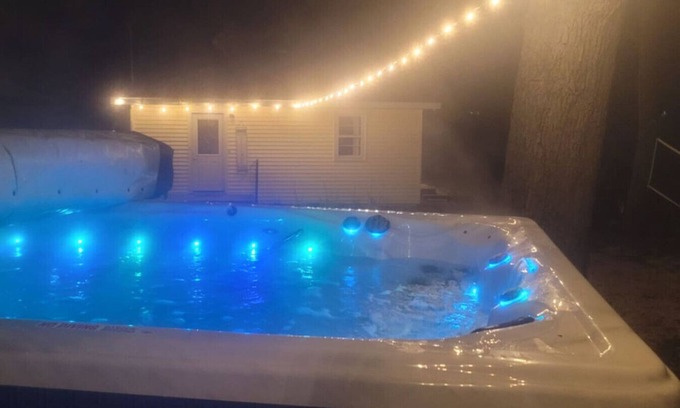Grand Rapids Casa | Gr Sunshine Lakefront Cottage · Lakefront King bed firept, hot swim pool spa, swim