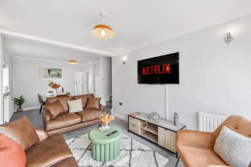 Chelmsford Casa | Grab a Deal Today! Massive Home For Contractors & Parking for 4