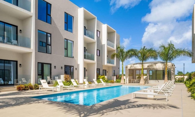 Grace Bay Apartamento | Grace Bay Ocean Views, Walk to Shops! Z-B304