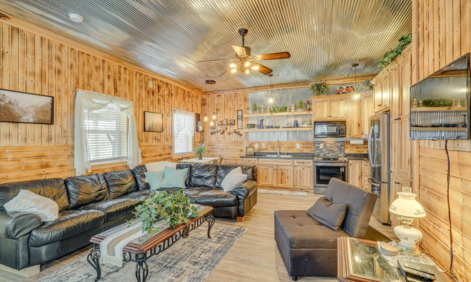 Rucker Casa | 'Grace Place' Clark House on Farm: Shared Hot Tub!