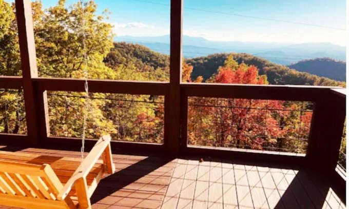 Sevierville Cabina | Graceful Smoky Retreat/Hot Tub/Incredible Views!