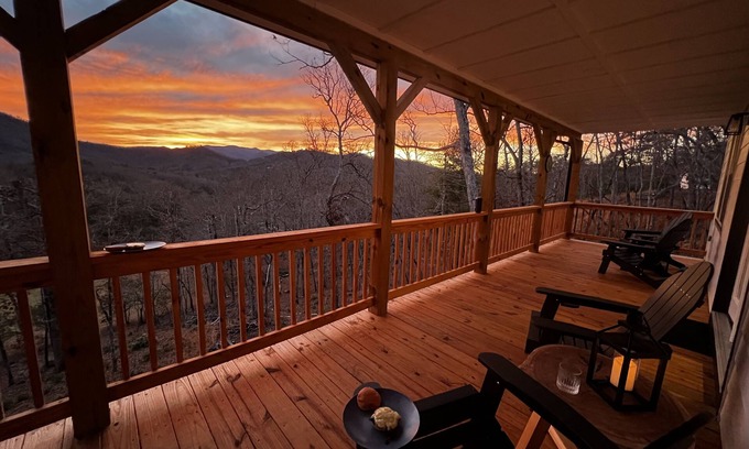 Franklin Casa | Graceland Mountain Retreat | Secluded Mountaintop Home on 10 Acres