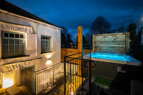 Bowness-on-Windermere Casa | Grade 2 Listed 2 bedroom Pet Friendly - Parking - Hot Tub - very quiet