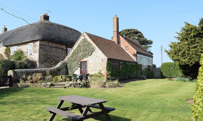 Newport Cabaña | Casa de cerveza convertida listada de grado II en el borde del pueblo de Brighstone