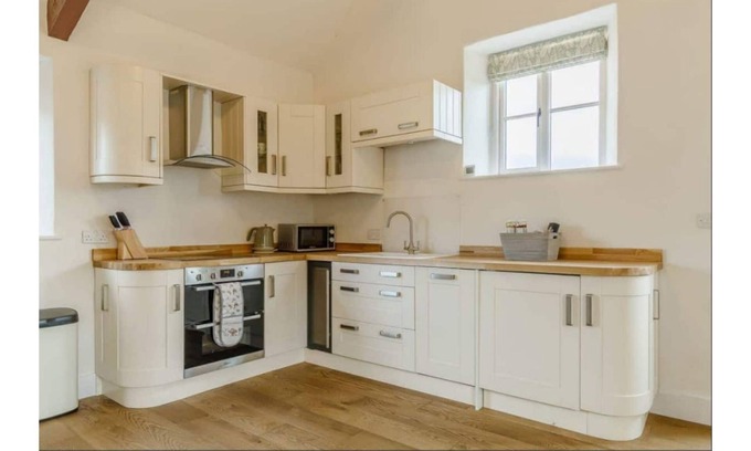 Llantilio Crossenny Casa | Grade II listed - one bedroom barn conversion