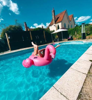 North Weald Casa | Grade II Listed Farmhouse, Pool, Hot Tub, Games Room, Celebration Hall, Car Park, 10ppl, 45 min from Central London