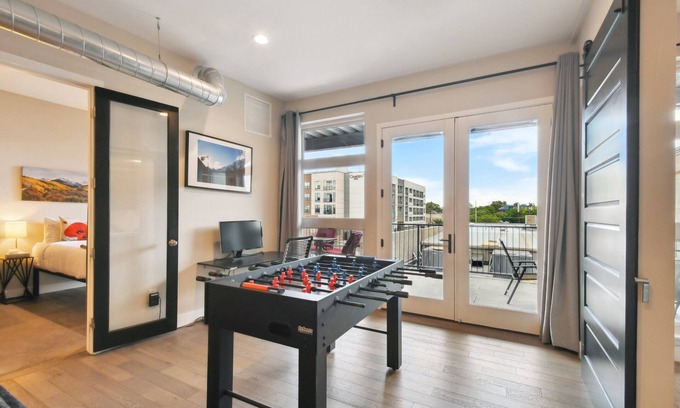 River North Art District Condominio | Graffiti & Skyline | RiNo Art Lofts