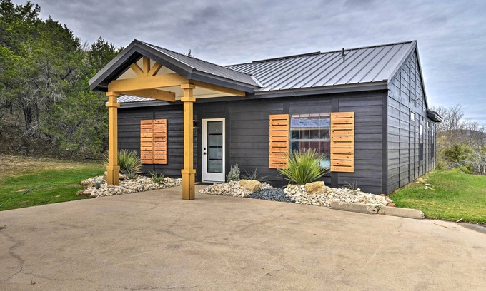 Graford Cabina | Graford Cabin w/ Rooftop Deck & Lake Views!