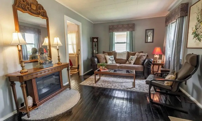 Indianapolis Casa | Graham and Kay's UIndy Cottage. 3 bedrooms, 10 min from downtown.