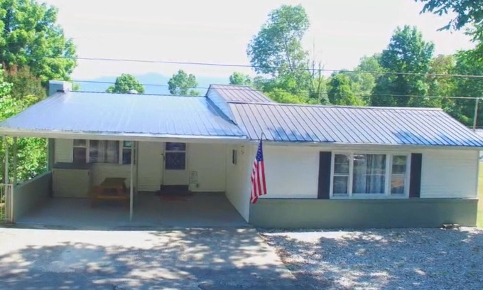 La Follette Casa | Graham’s Getaway- spacious vacation home close to Powell Valley Marina