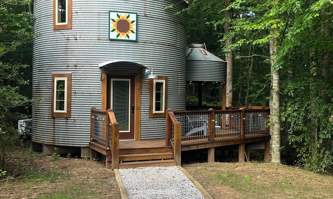 Shelby Apartamento | Luxury grain bin silo with 1 bedroom, WiFi, AC and hot tub in Shelby