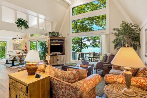 Osage Beach Casa | Grammy and Papas Lakeside Dugout