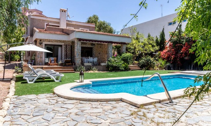 Vista Hermosa Villa | Gran Chalet céntrico con piscina y bbq privada a 5 minutos playa