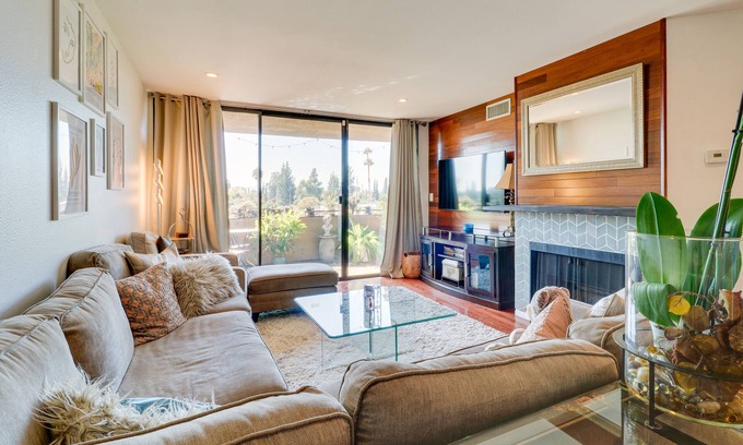Granada Hills South Condominio | Granada Hills Condo w/ Community Pool & Workspace