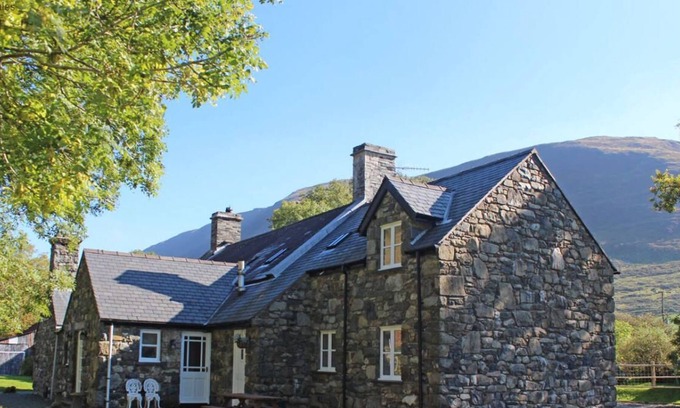 Tywyn Casa | Casa de piedra tradicional a orillas de un río que ofrece un alojamiento acogedor para 2 con hermosas Sno