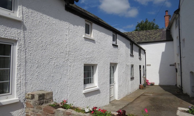 Llangynidr Cabaña | Pretty Riverside Cottage - Llangynidr, Crickhowell, Brecon Beacons