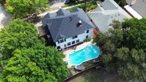 Grand Prairie Casa | Grand 6BR 2,5BA Holiday Home with Pool, Grill & Game Room