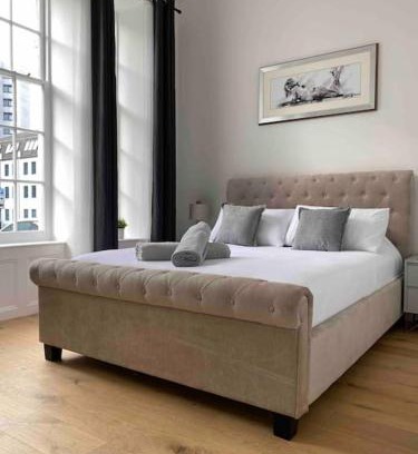 Barbican Apartamento | Grand Apartment on HOE/BARBICAN Allocated PARKING!