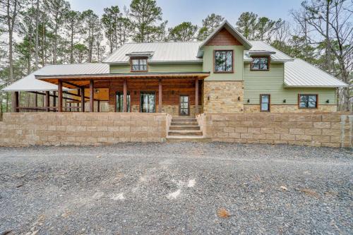 Broken Bow Casa | Grand Broken Bow Cabin with Hot Tub and Spacious Deck!
