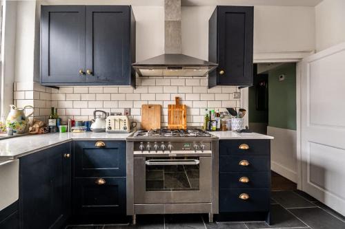 Exeter Casa | Grand Central Sleeps 6 - Short Stays UK Ltd